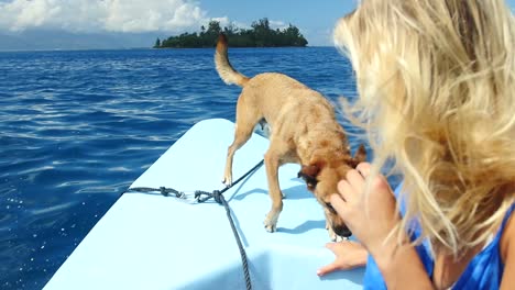 Un-Perro-Y-Una-Chica-Rubia-En-Un-Barco-En-La-Polinesia-Francesa.-Día-Soleado-En-Cámara-Lenta